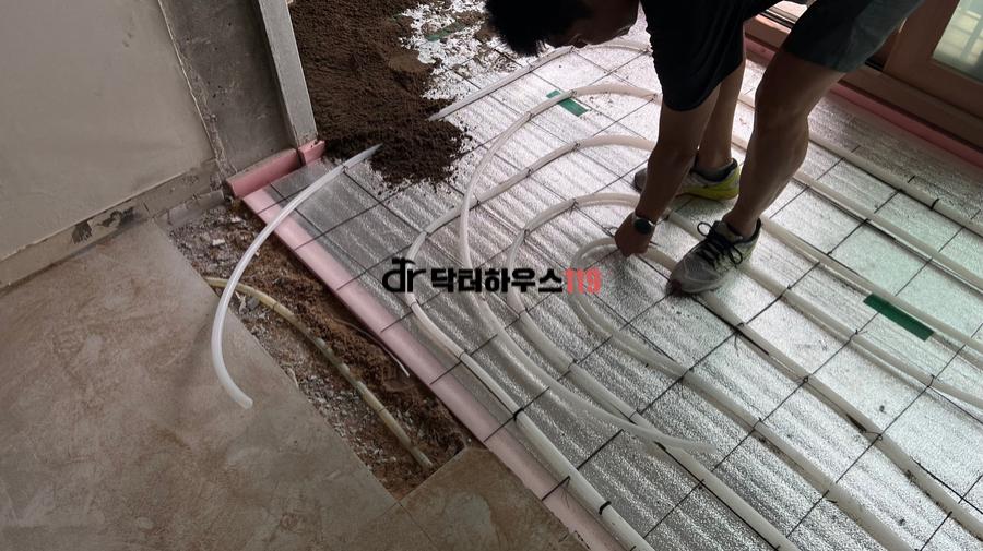 아이소핑크와 열 반사 매트로 꼼꼼하게 채운 단열 작업