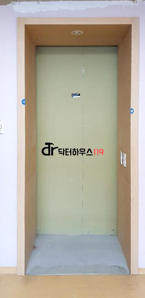 새로운 구조를 잡기 위한 목재 프레임 작업