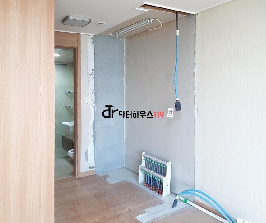 전선이 노출되어 배선 작업 중인 복도