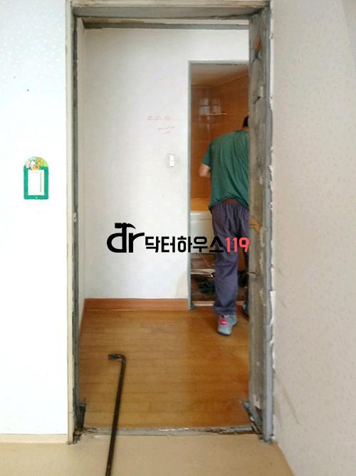 기초 공사가 진행 중인 집안 내부의 모습