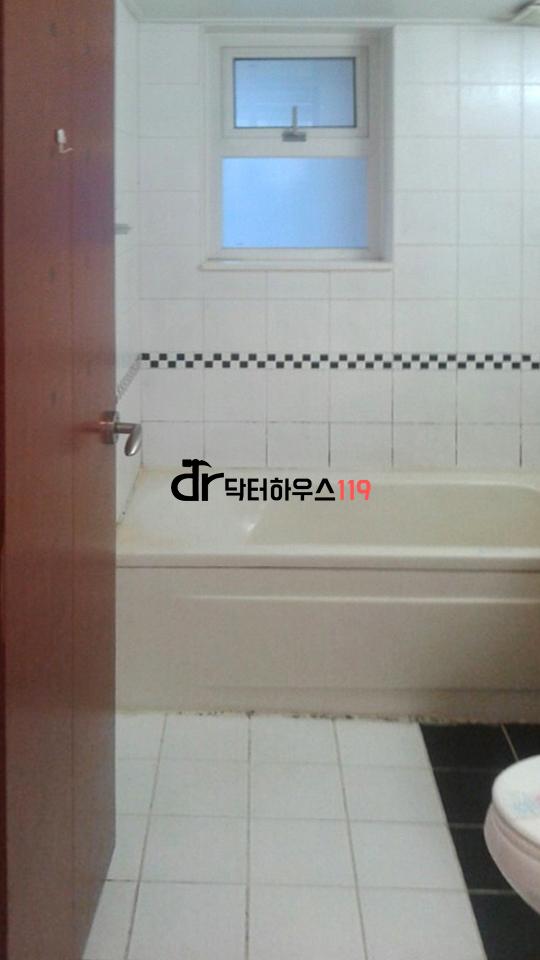 흰색 타일과 욕조로 깔끔하게 완성된 욕실