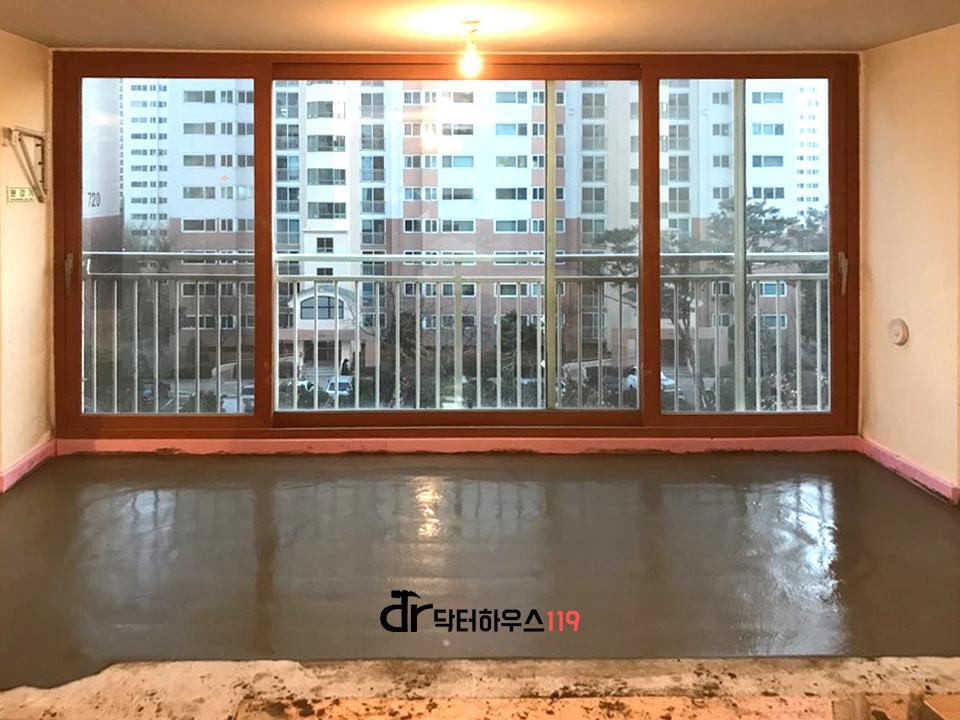큰 창호와 베란다 라이트가 있는 빈 공간