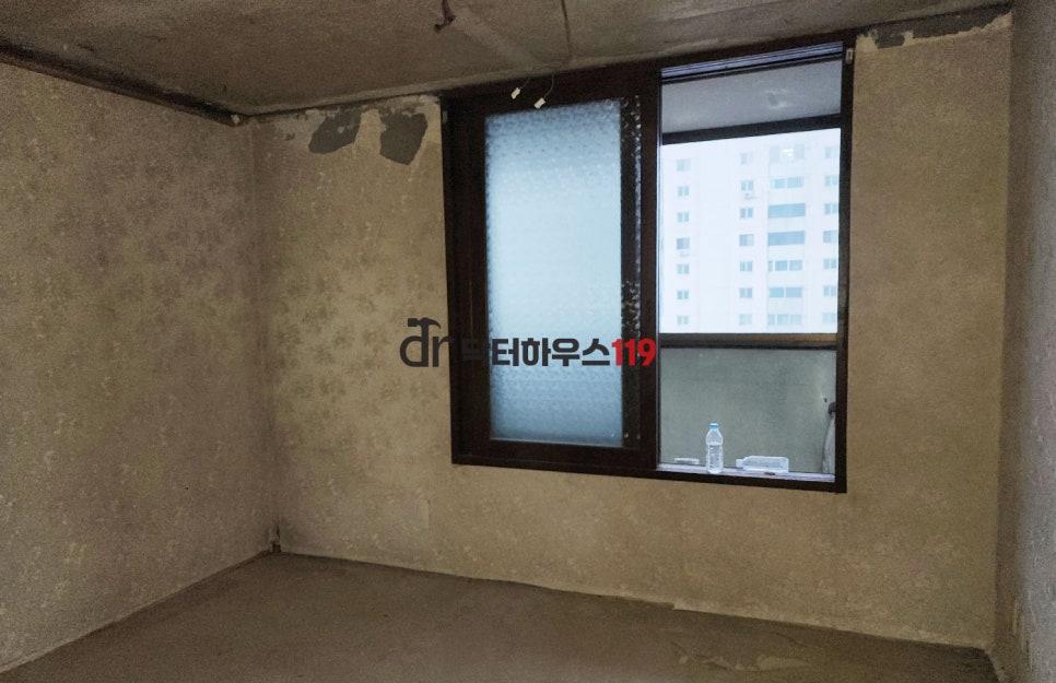 문턱 철거 후 바닥을 고르는 작업
