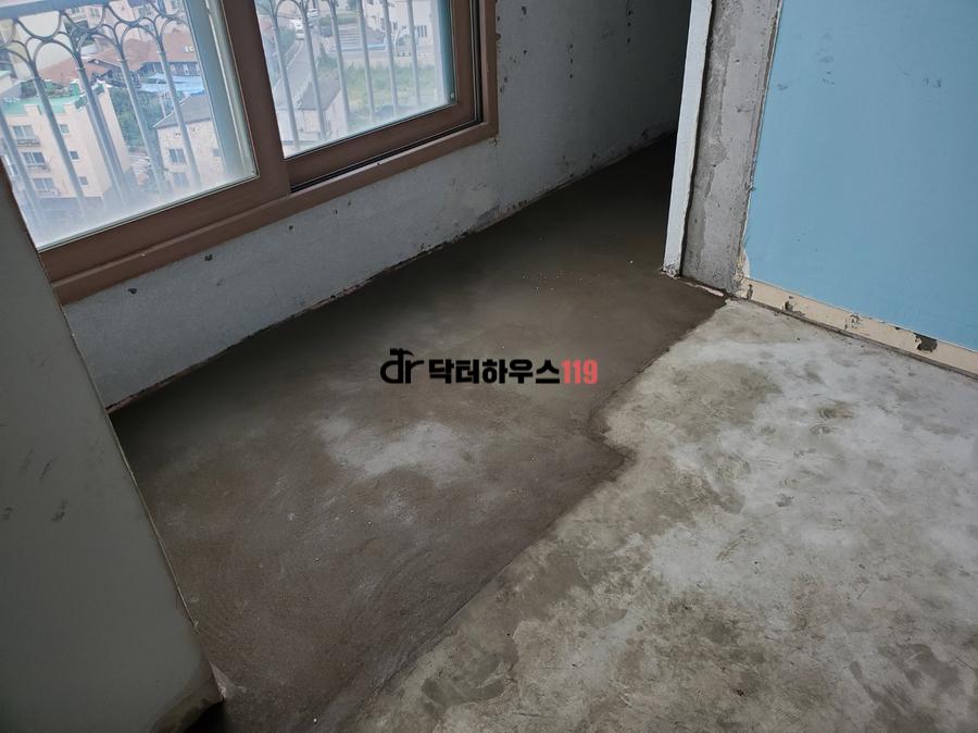 매끈하게 미장 마감된 확장부 바닥
