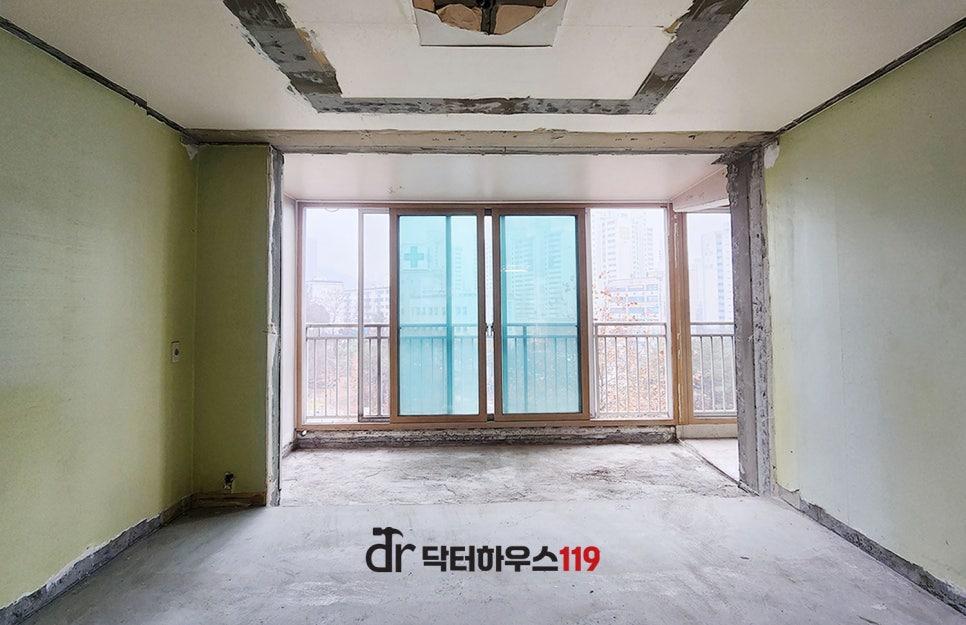 천장 구조가 드러난 창호 근처 공간