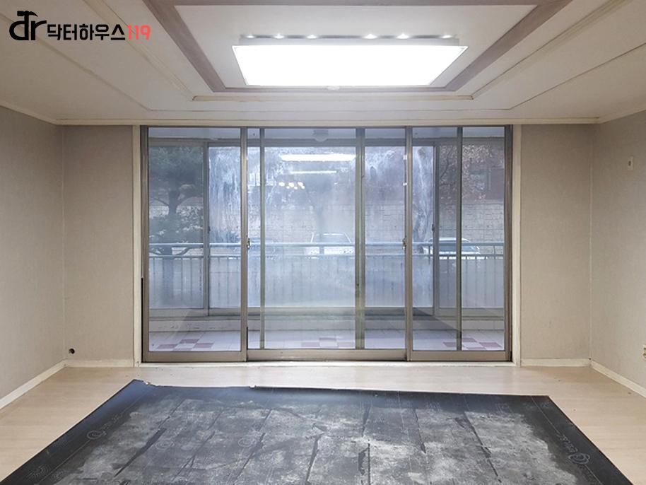 큰 유리 창호가 있는 빈 방의 모습