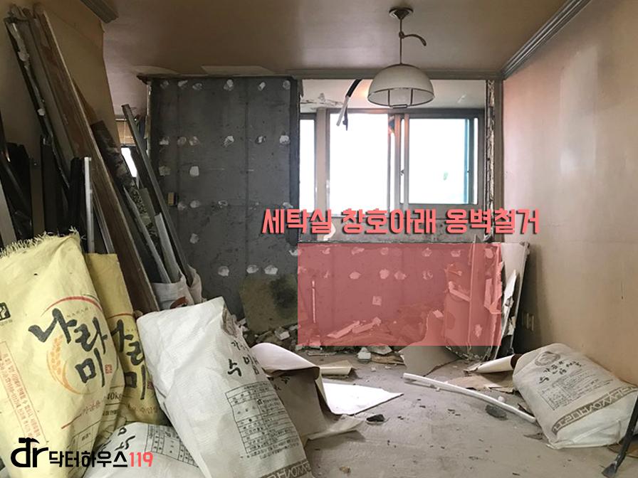 흰색 마감재와 자재들이 놓인 방 내부