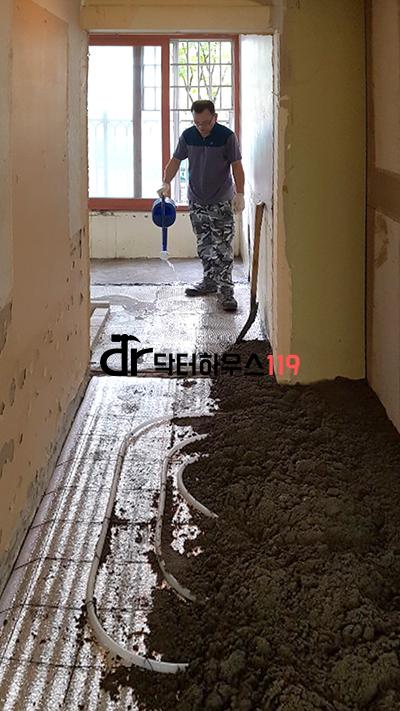 새로운 난방 배관이 놓인 바닥 공사 구간