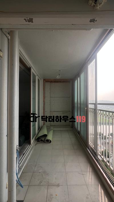 철거가 완료되어 깔끔해진 현관과 방화문 부근
