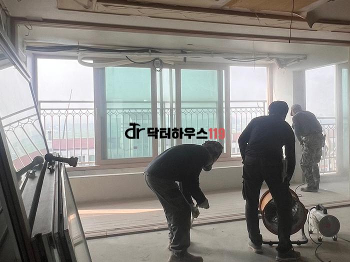 욕조 철거 후 누수 체크 및 방수 작업 중