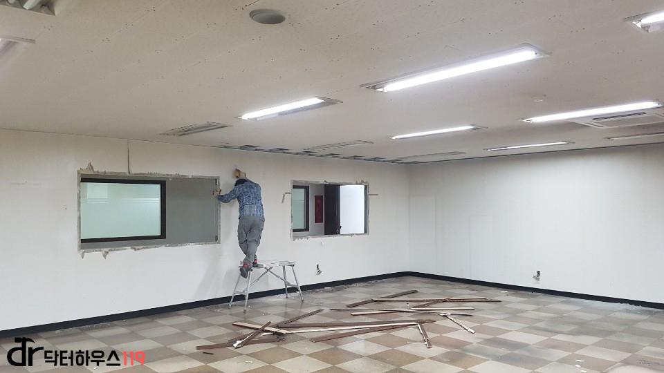 창가 쪽 구석까지 세심하게 살피는 과정