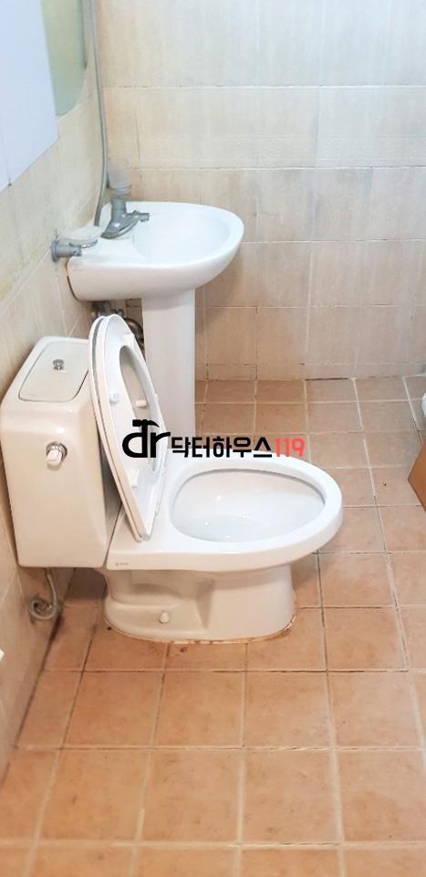 베이지색 타일과 화이트 집기로 마감된 욕실