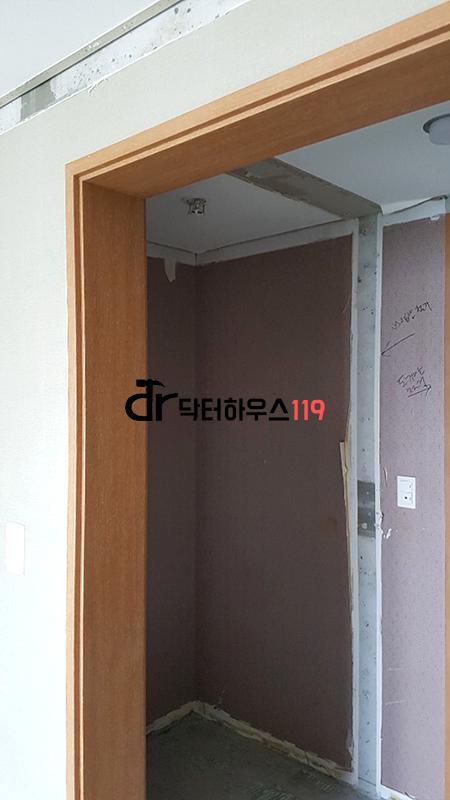 새로운 마감을 기다리는 문틀 주변의 모습