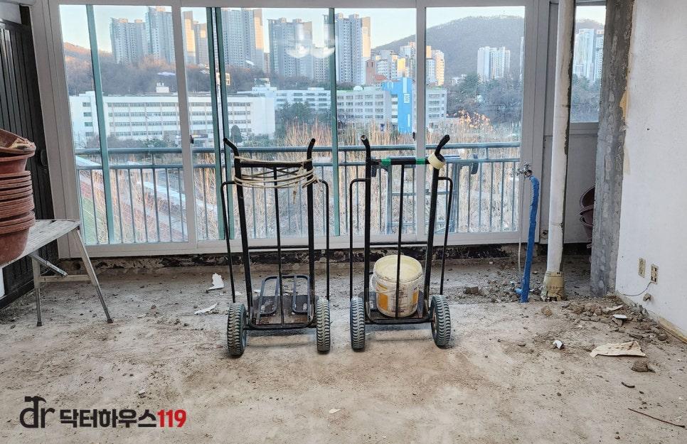 공사 자재들이 놓여 있는 역동적인 작업 현장