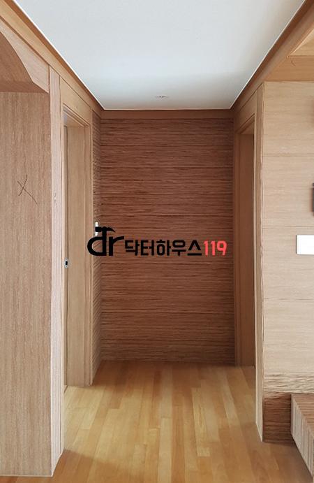 정돈된 복도 바닥과 벽면의 상태