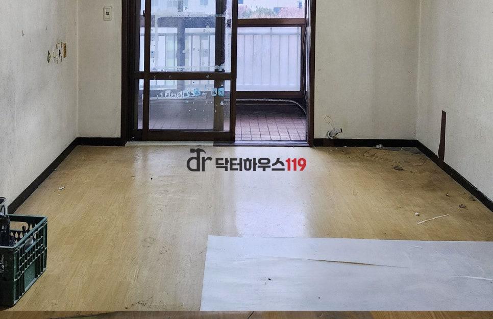 주방 가구와 싱크대를 철거한 모습
