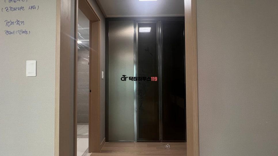 단열 작업 후 매끈하게 미장된 세탁실 공간