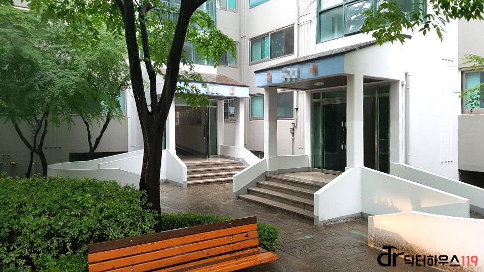 정돈된 외부 계단과 입구 모습