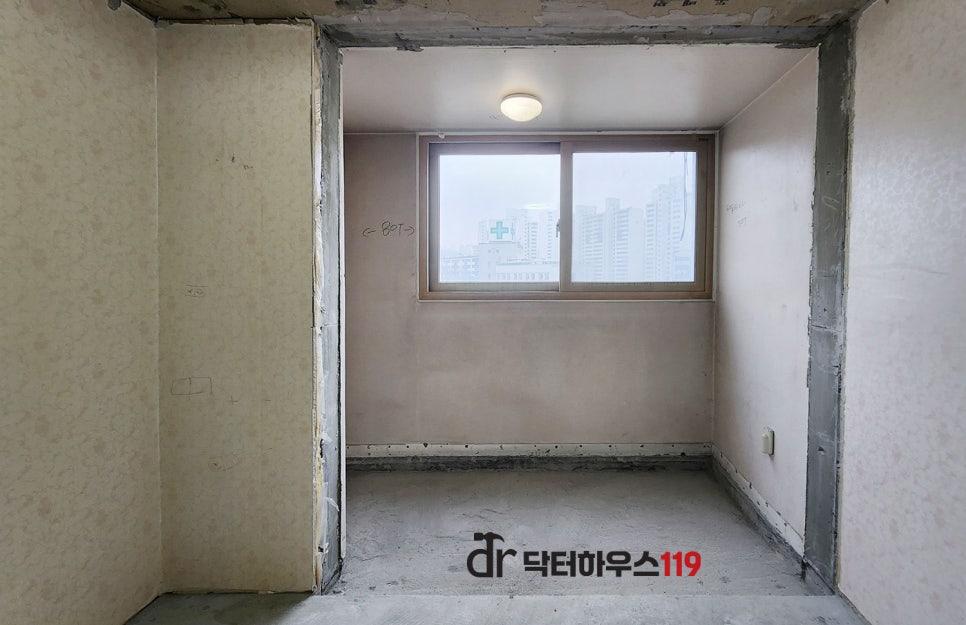 모든 자재를 비워낸 빈 방의 모습
