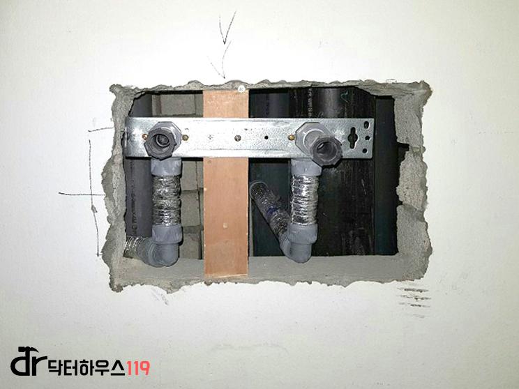 벽면 내부에 설치된 금속 프레임과 보강재