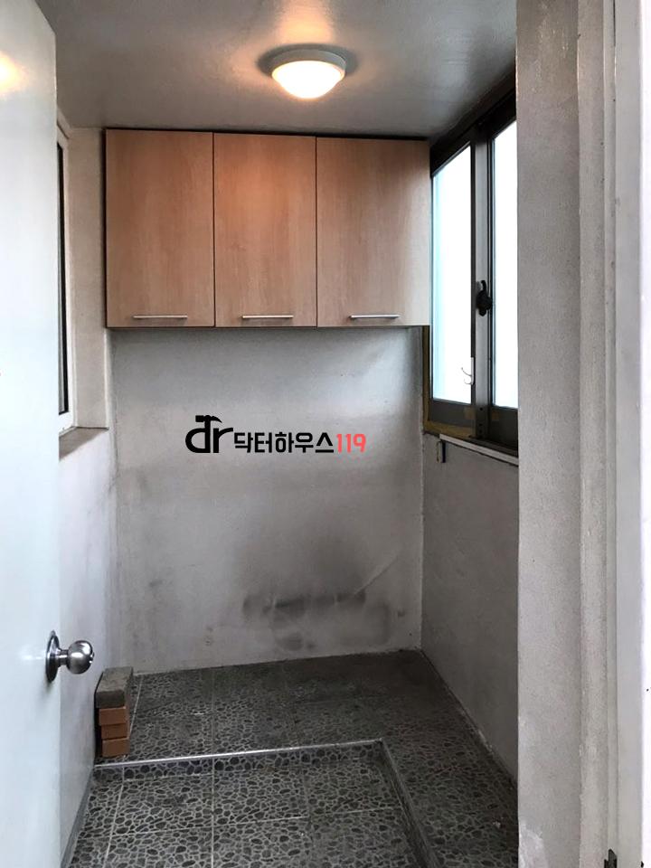 갈색 목재 수납장과 창호가 있는 공간