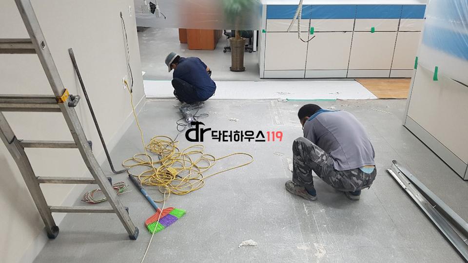 전선과 케이블 등 복잡한 배선을 세심하게 살피며 진행된 작업