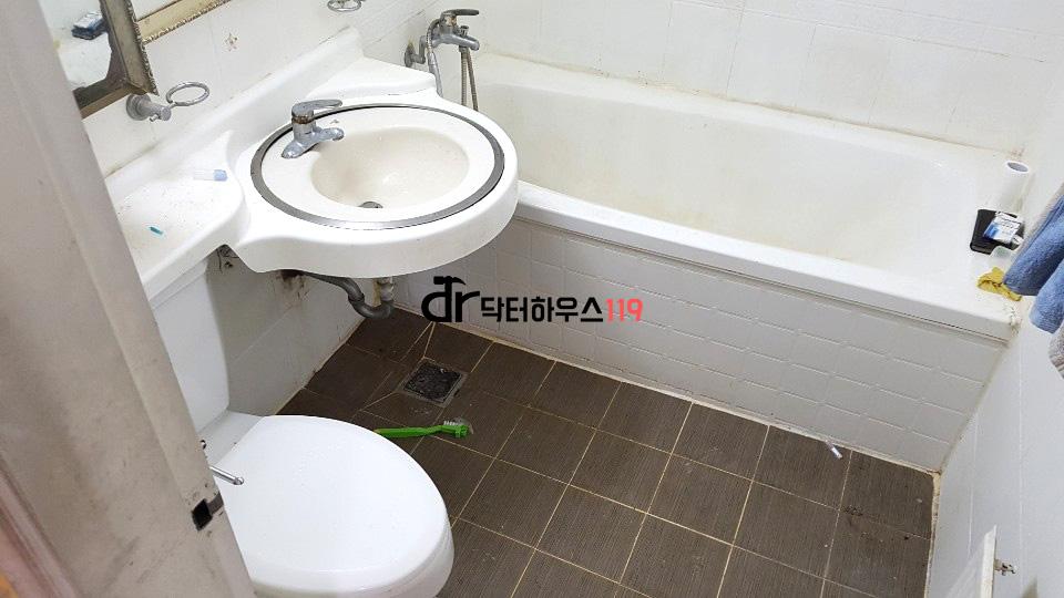 전체 철거 후 방수 작업을 기다리는 욕실