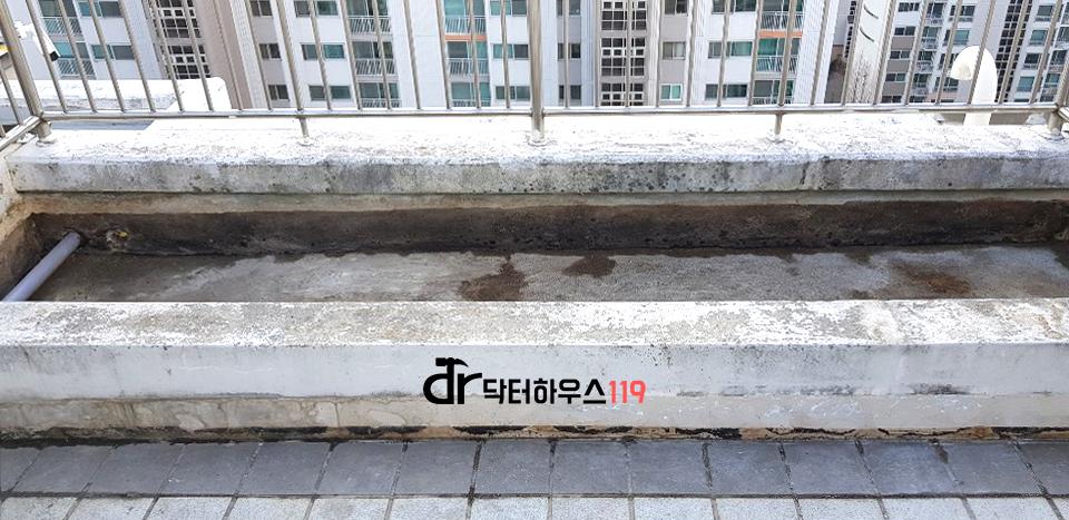난방관이 설치된 타일 바닥의 발코니