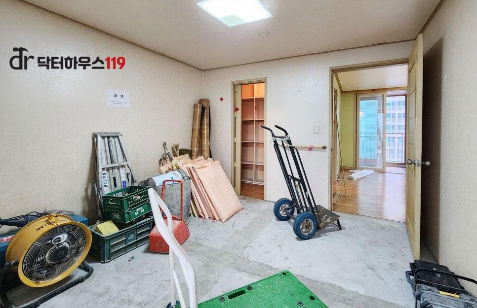 철거 잔해들이 정리된 실내 공사 현장