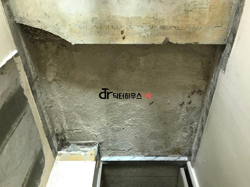 콘크리트와 철근 구조가 노출된 기초 상태