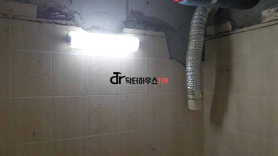 주방 타일 철거 후 드러난 배관 구조
