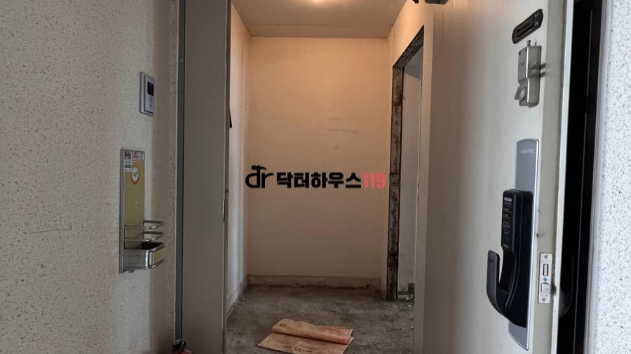 물 사용 공간과 건식 공간의 단차를 나눈 분리 작업