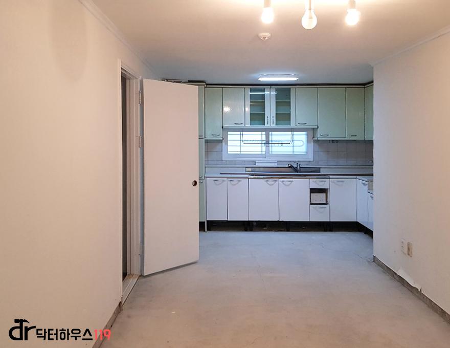 흰색 수납장과 창문이 있는 주방 공사 현장