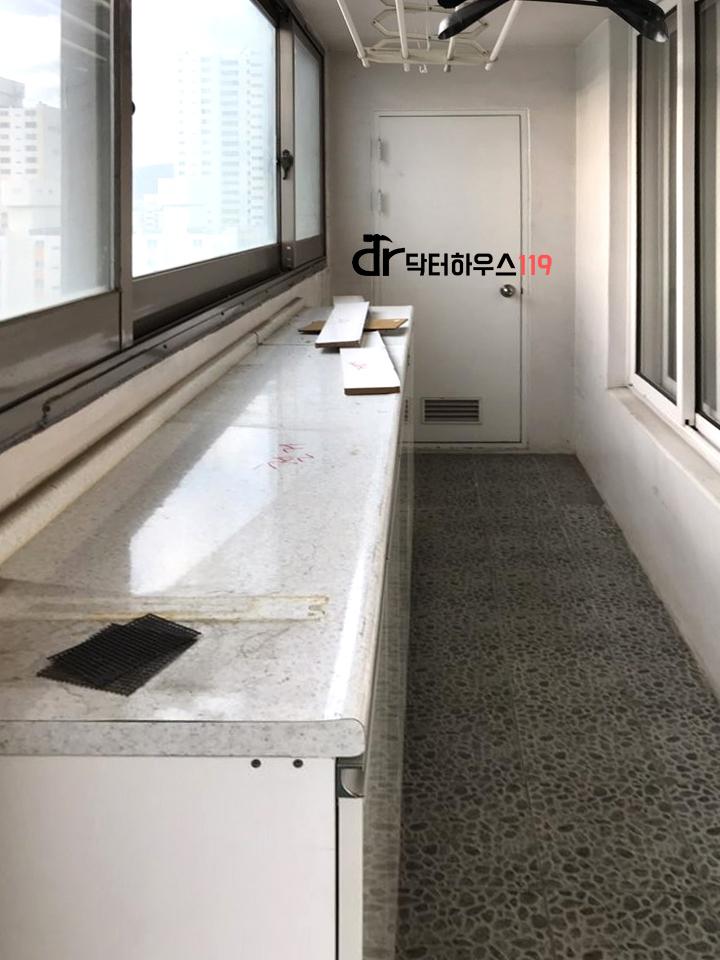 창호와 상판이 있는 회색 바닥의 발코니