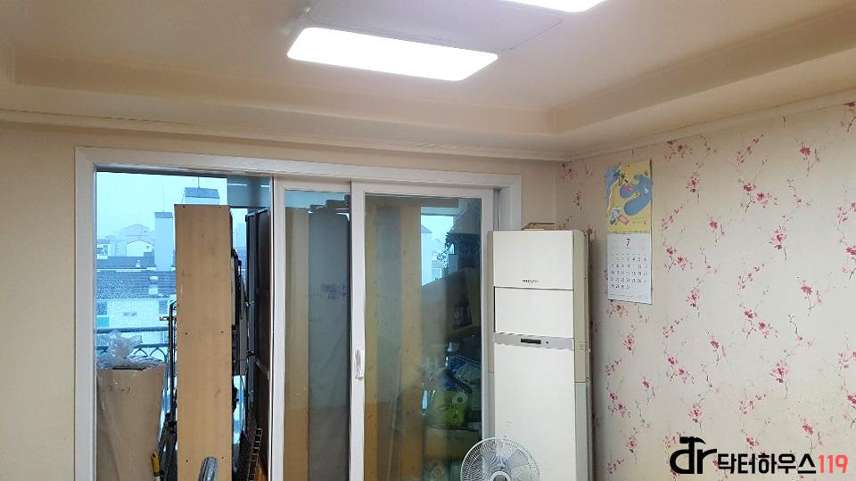 기존 가구들이 놓여있던 창가 쪽 실내