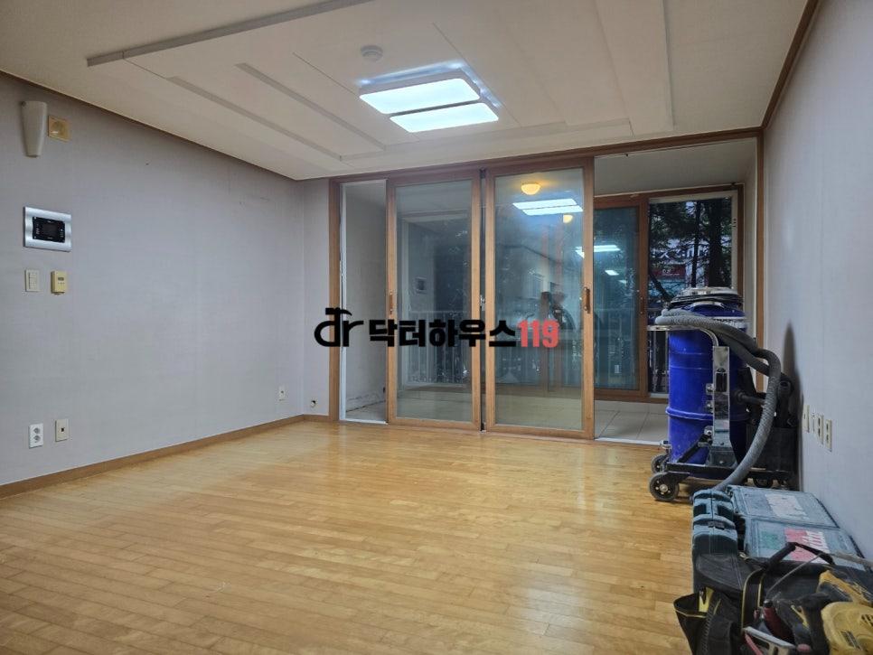 개방감이 느껴지는 거실 공간