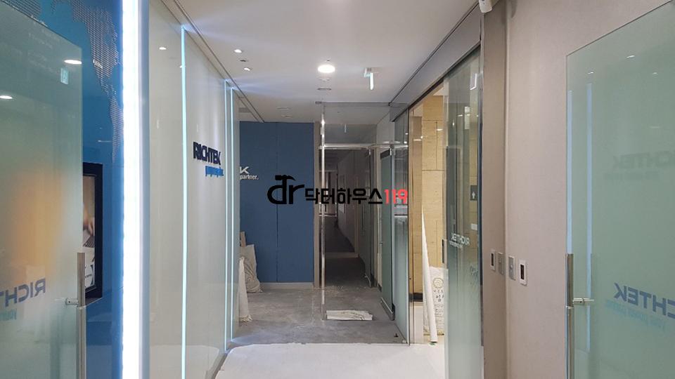 모든 철거가 끝나고 탁 트인 블루&화이트 톤의 복도