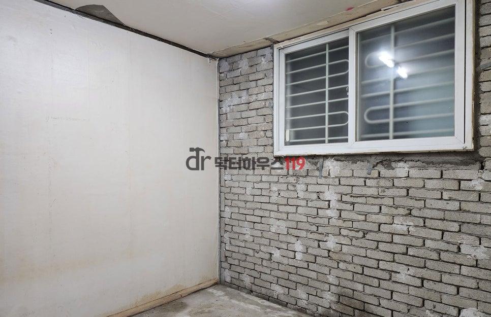 꼼꼼한 점검이 진행 중인 내부 공간