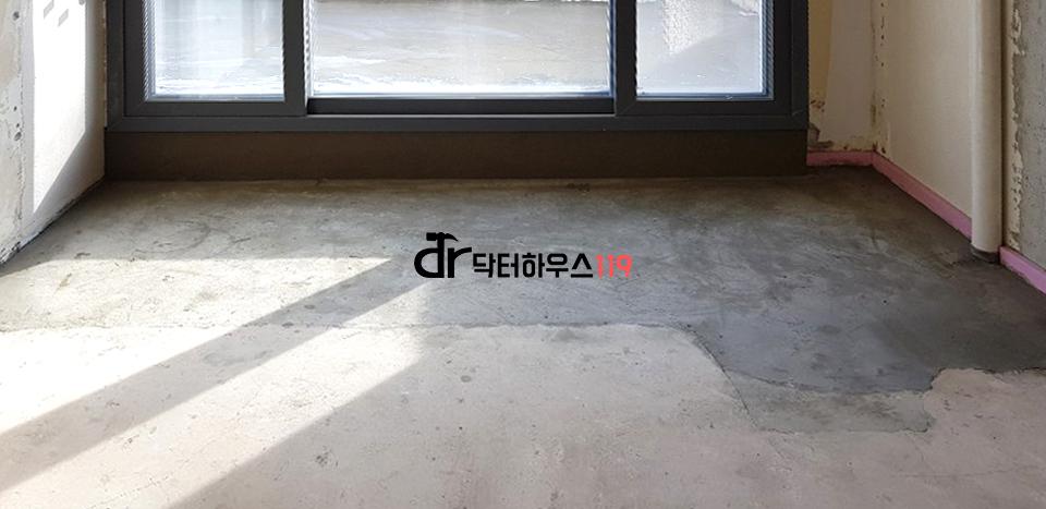 마감이 되지 않은 빈 공간과 창호