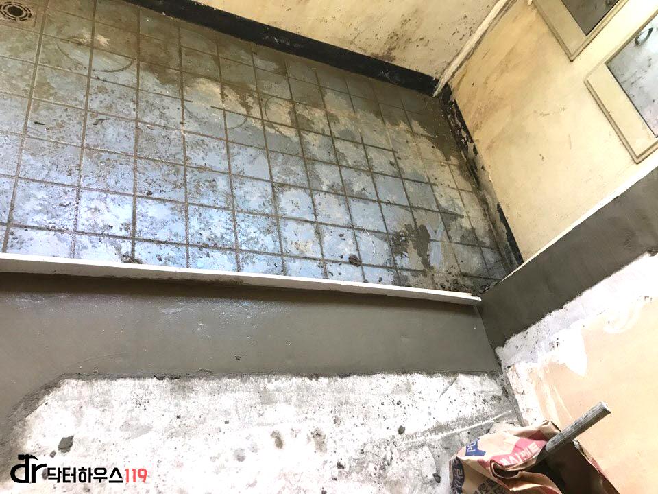 오래된 타일과 콘크리트가 보이는 실내 공간