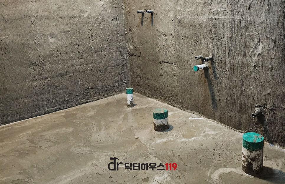 배관 매립과 보강 미사가 이루어지는 콘크리트 구조물