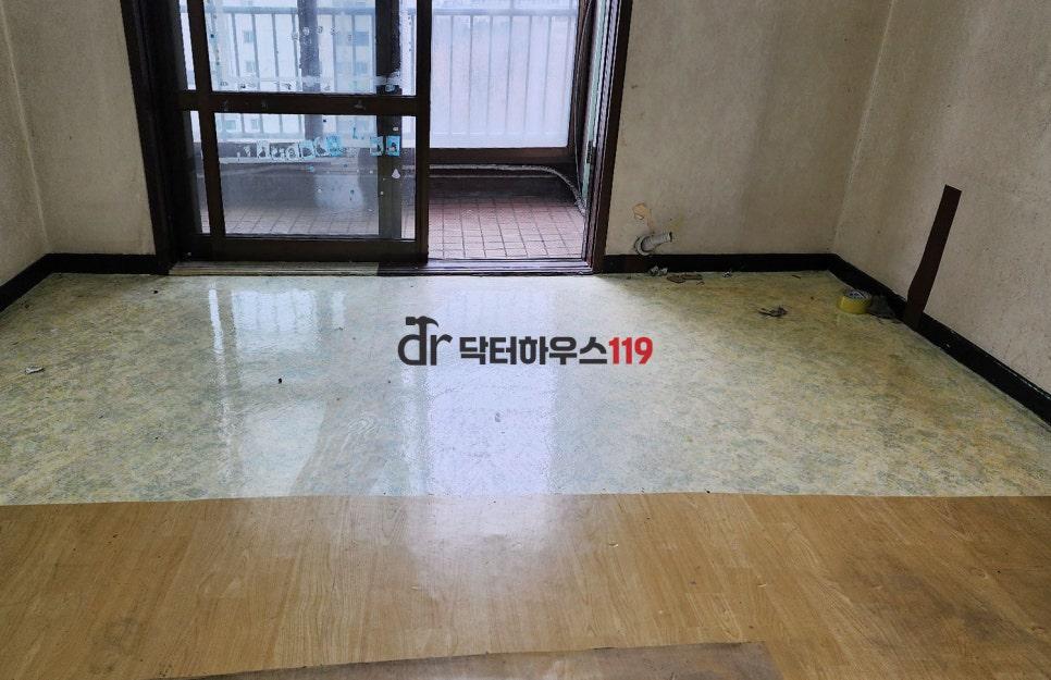 현관과 주방 타일을 모두 걷어낸 현장