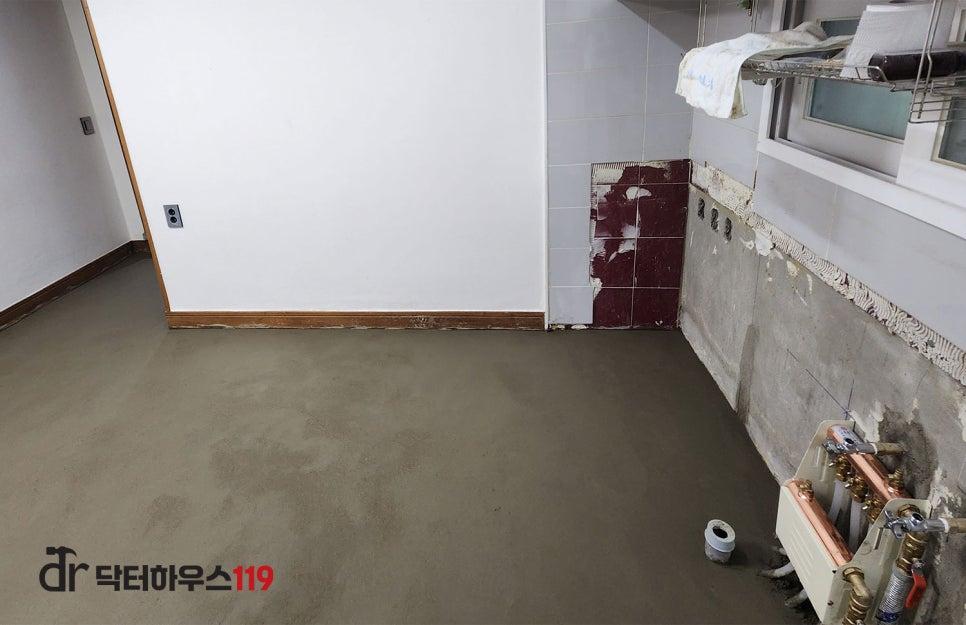 창호 근처 구석구석까지 확인하는 작업