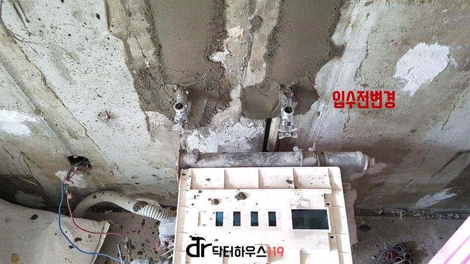 보이지 않는 배관과 전선 라인을 점검하는 현장