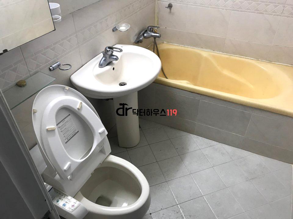 모든 설비와 타일 작업이 완료된 욕실