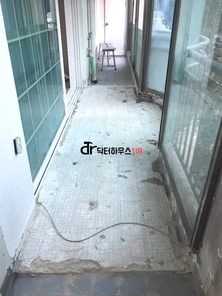 전선이 놓인 흰색 타일 바닥과 유리창의 모습