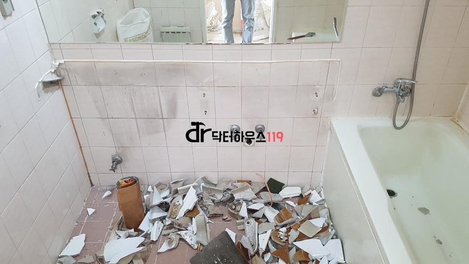 기존 타일을 철거하여 배관 보수를 준비 중인 욕실