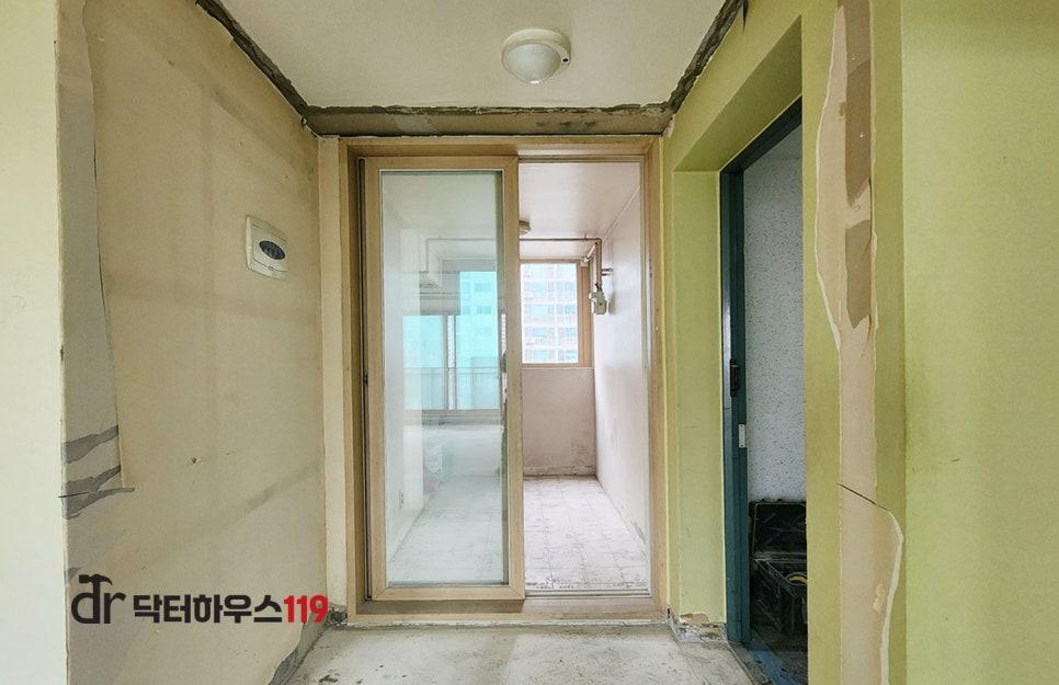 슬라이딩 도어 쪽 벽면 정리 작업