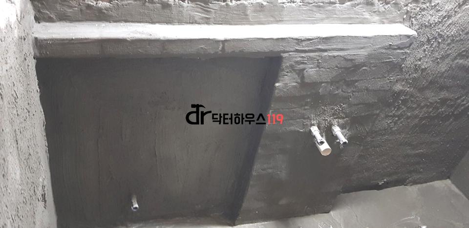 벽면에 부착된 백색 배관과 상판