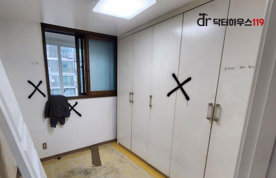 새로운 수납을 위해 정리 중인 드레스룸 공간